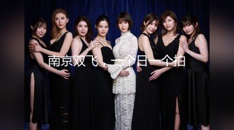 【新片速遞】 极具韵味的丝袜❤️巨乳少妇❤️和闺蜜一起与摄影师互相玩弄，这巨乳少妇真的顶，把玩双峰，坐骑上位骚气无比！