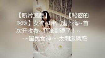 居家自嗨的小少妇露脸床上玩炮击，撅着屁股被炮击抽插喷水高潮，跟狼友互动叫声好骚，水喷多了口干舌燥