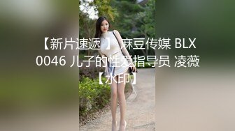  姐夫干小姨子修长美腿翘臀小姐姐，跪在沙发上被炮友脱下丁字裤