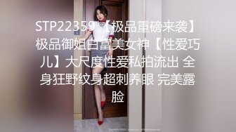  白毛女友穿白丝，爱在镜头前比耶